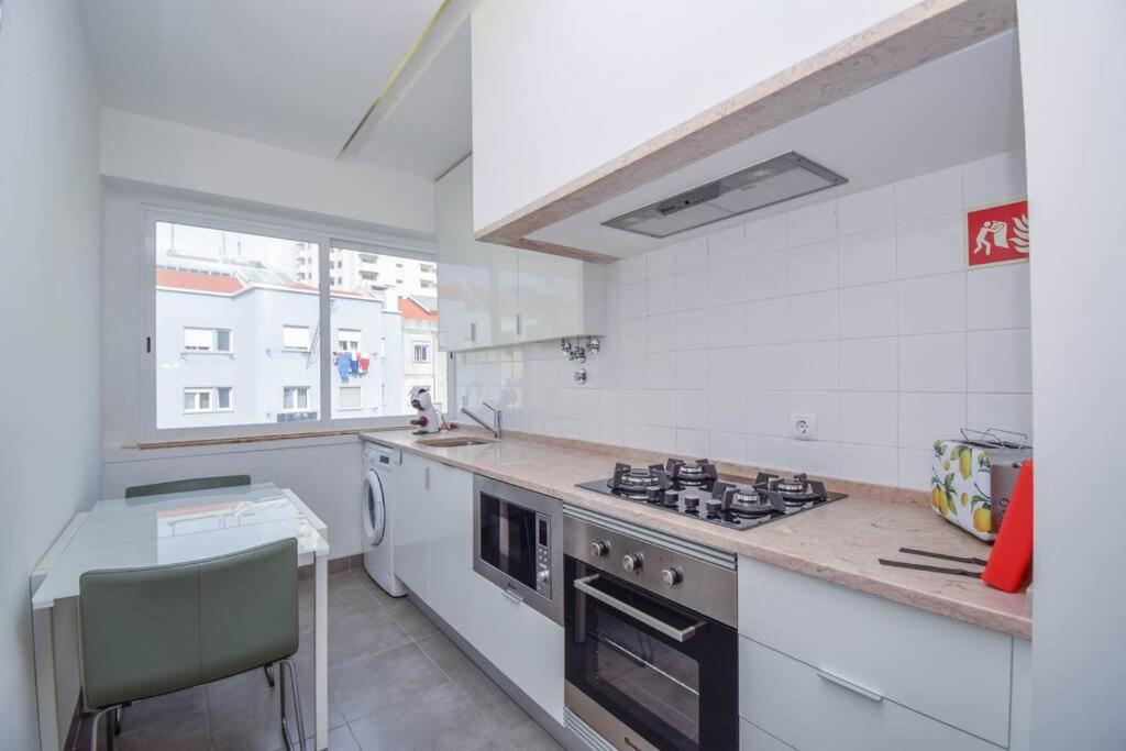 Cozy And Sunny Family Apartment Lisbon Bagian luar foto